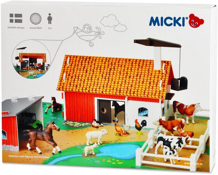 Micki Bondegård i tre med lekematte, låve, bod, kran og gjerder