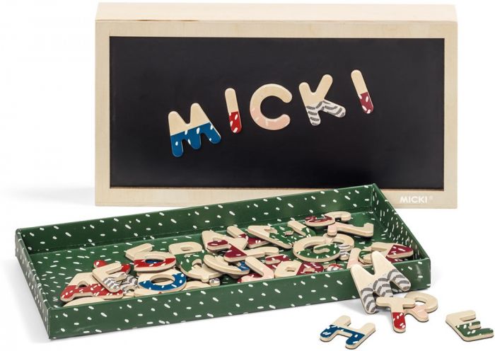 Micki Senses Magnetbokstaver i kasse med magnetlokk