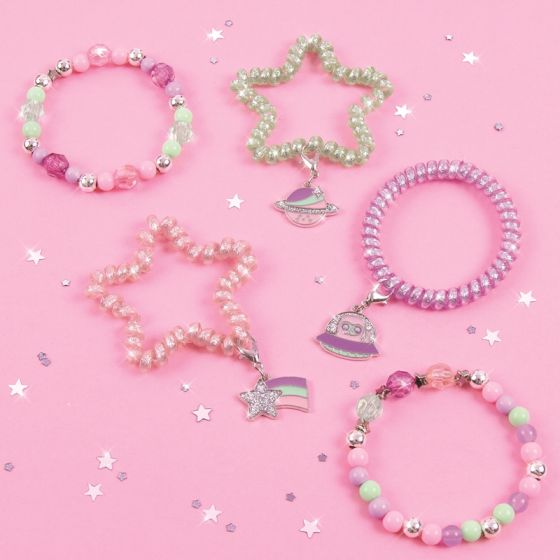 Make it Real Sparkly Spirals Jewelry - lag 5 fargerike armbånd med perler og anheng