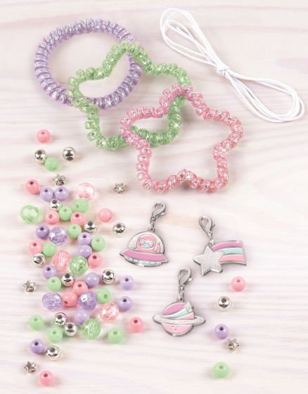 Make it Real Sparkly Spirals Jewelry - lag 5 fargerike armbånd med perler og anheng