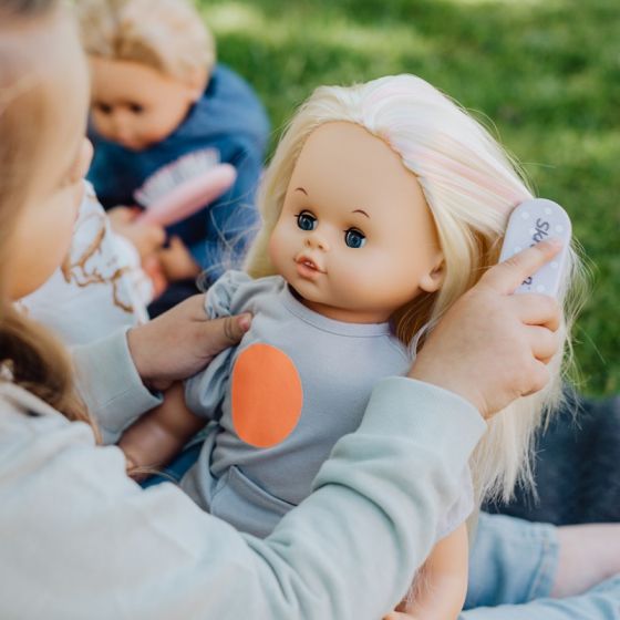 Skrållan snakkedukke - dukke med blondt hår, t-skjorte og tyllskjørt - 45 cm