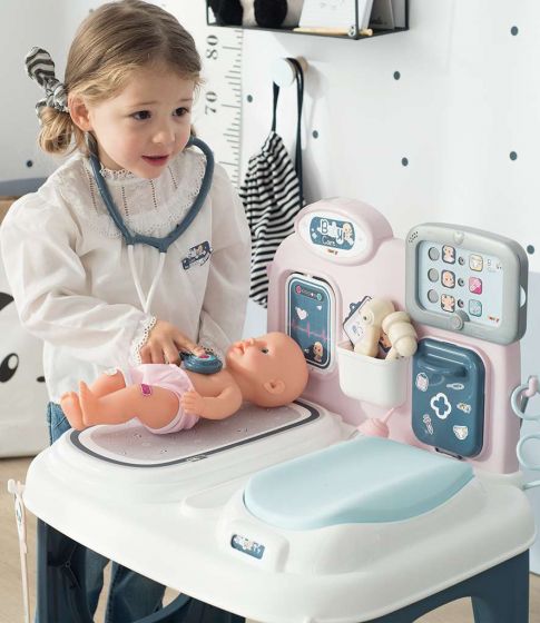 Smoby Baby Care Helsestasjon for dukker - med dukke og 27 tilbehør