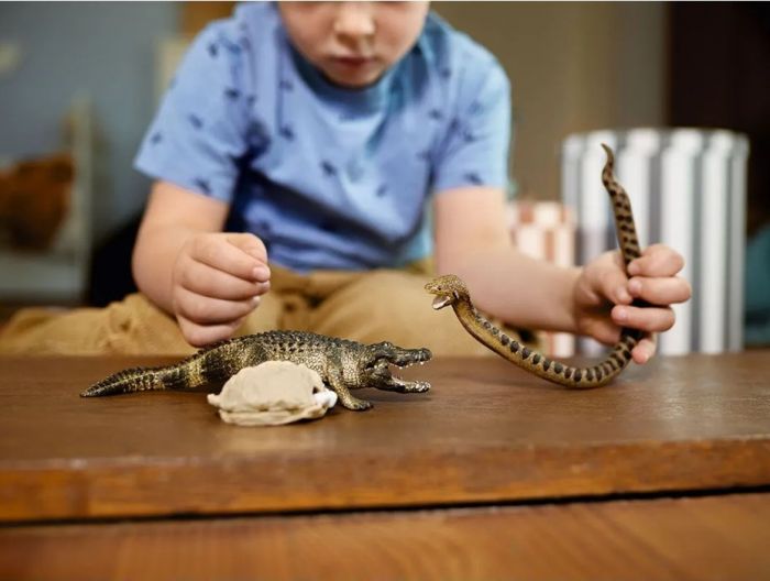 Schleich Wild Life Fara i träsket 42625 - figurpaket med alligator och anaconda