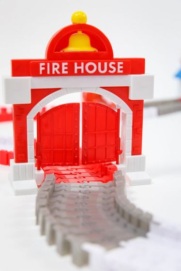 Magic Tracks Fire and Rescue Set - bilbane med brannbil som lyser