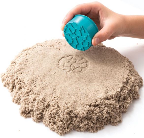 Kinetic Sand koffertsett - med sand, 5 former og 2 verktøy - 907 g