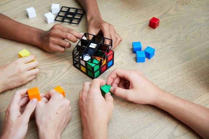 Rubiks Cage Strategispill - 3-på-rad med en Rubiks-vri - fra 8 år