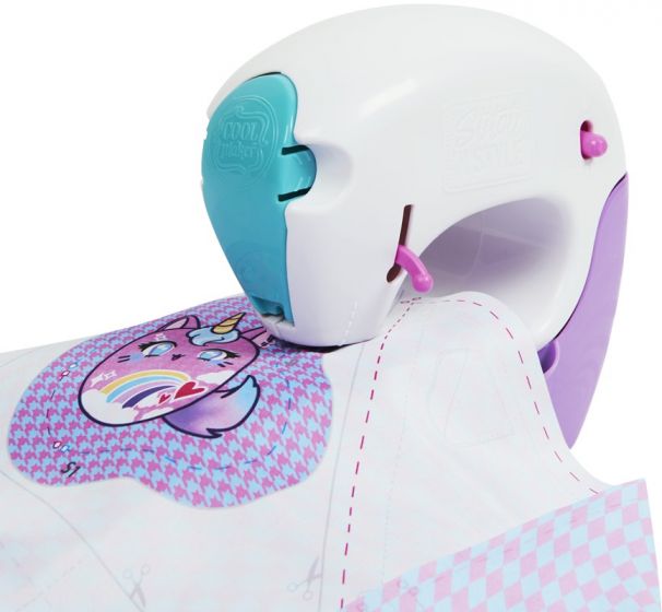 Cool Maker Stitch n Style Fashion Studio symaskin med mønster og tilbehør