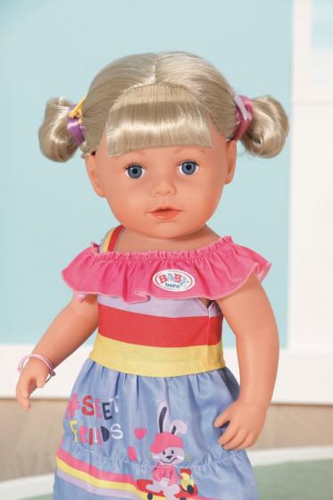 BABY Born Sister - interaktiv blond jentedukke med 6 funksjoner - drikker, bader og gråter - 43 cm