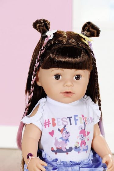 BABY Born Sister - interaktiv brunette dukke med 6 funksjoner - drikker, gråter og bader - 43 cm