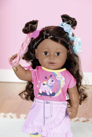 BABY Born Sister - interaktiv brunette jentedukke med 6 funksjoner - gråter, drikker og bader - 43 cm 