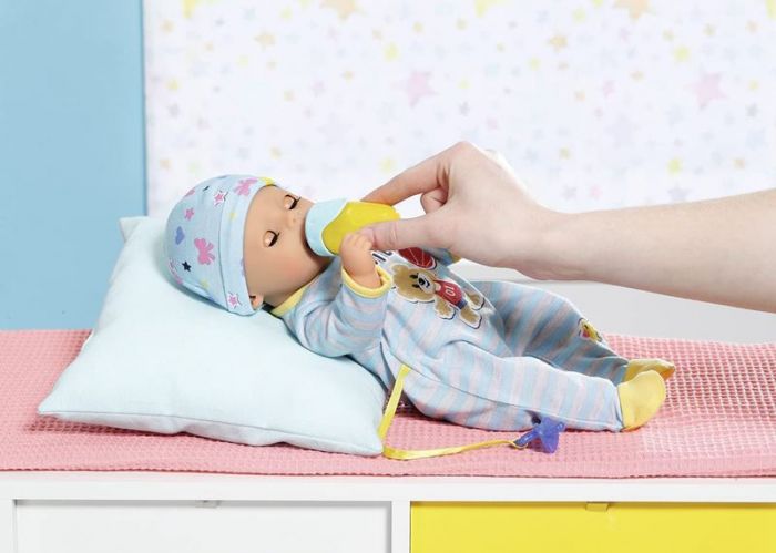 BABY Born Soft Touch Little Boy - interaktiv guttedukke med 7 funksjoner - gråter, drikker og bader - 36 cm