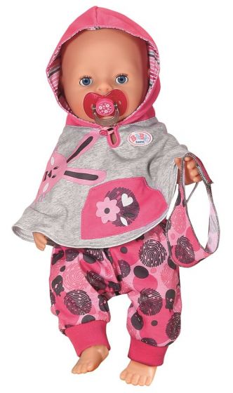 BABY Born Deluxe First Arrival antrekk - poncho, bukse, body, lue og utstyr i bag - til dukke 43 cm