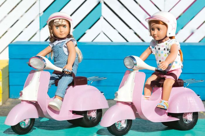 Our Generation lyserød scooter og hjelm til dukke - dukke medfølger ikke