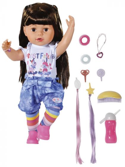 BABY Born Sister - interaktiv brunette dukke med 6 funksjoner - drikker, gråter og bader - 43 cm