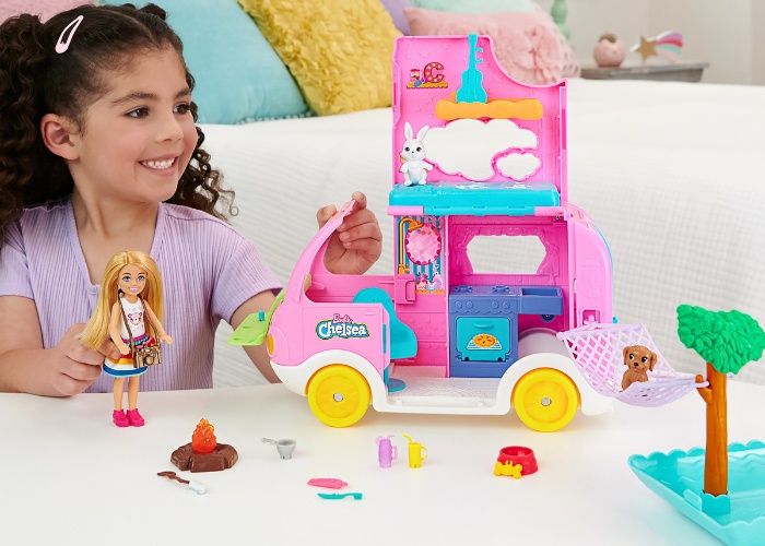 Barbie Chelsea Camper 2-i-1 legesæt med dukke og camper - 14 tilbehør