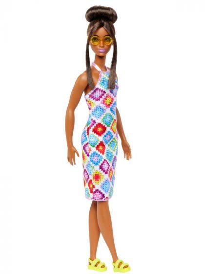 Barbie Fashionistas #210 - docka med brunt hår i hair bun och färgglad klänning