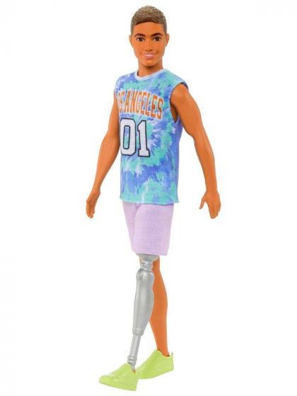 Barbie Ken Fashionistas #212 - dukke med benprotese, los angeles-trøye og lilla shorts