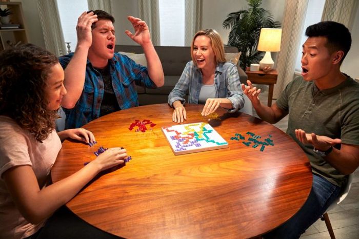 Blokus familiespill - taktisk strategispill som er enkelt å lære og morsomt å spille