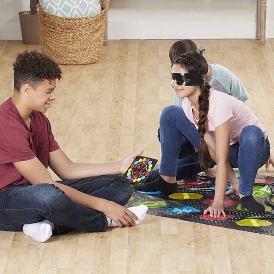Blindfolded Twister - det ultimata familjespelet
