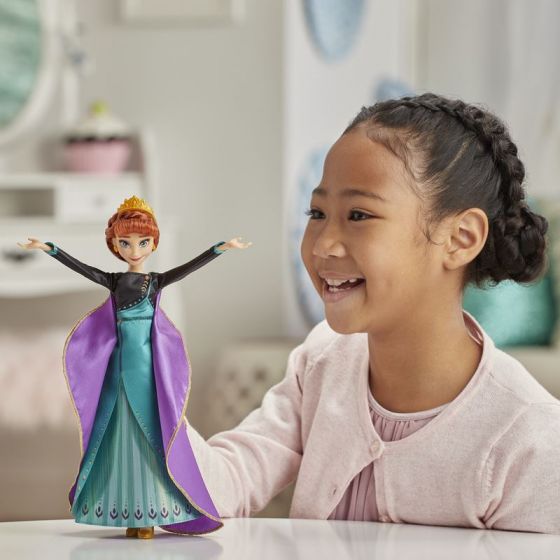 Disney Frozen 2  Musical Adventure Anna - docka med melodi - 28 cm