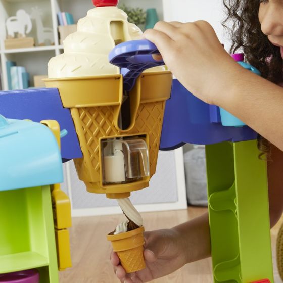 Play Doh Kitchen Creations Ultimate Ice-Cream Truck - Glassbil lekset med ljud och musik - 2 burkar lera och tillbehör - 95 cm