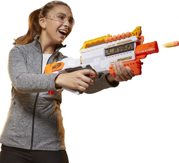 Nerf Ultra Dorado motorisert blaster med roterende sylinder - med 12 gullfargede darts