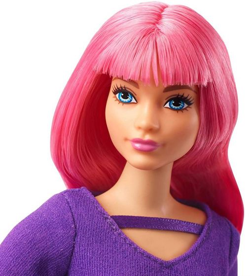 Barbie Daisy curvy dukke på rejse med kat, bagage, guiter og rejseudstyr