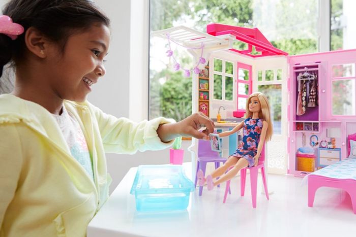 Barbie Fold and Go dukkehus på ett plan - med dukke og møbler