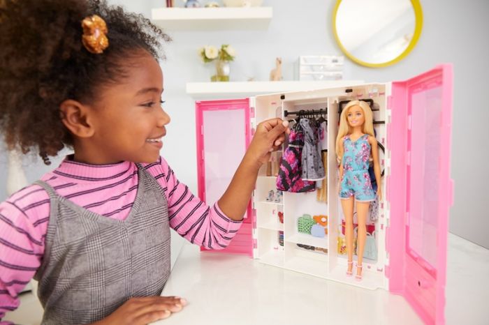 Barbie Ultimate Closet and doll - garderob och Barbiedocka med 15 tillbehör