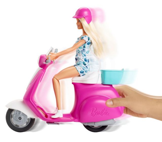 Barbie og scooteren hennes