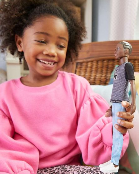Barbie Fashionistas Doll #130 - Mörkhyad Ken docka med rastaflätor, t-shirt och jeans