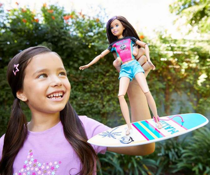 Barbie Dreamhouse Adventure docka - Skipper surfing