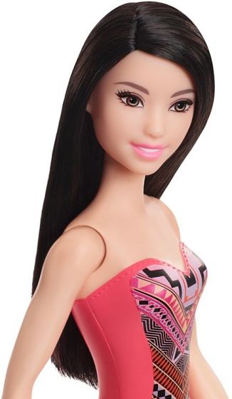 Barbie dukke med mørkt hår og rosa badedrakt