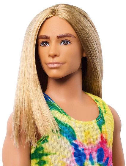 Barbie Fashionistas #138 - Ken dukke med langt blondt hår, batikkmønstret singlett og shorts