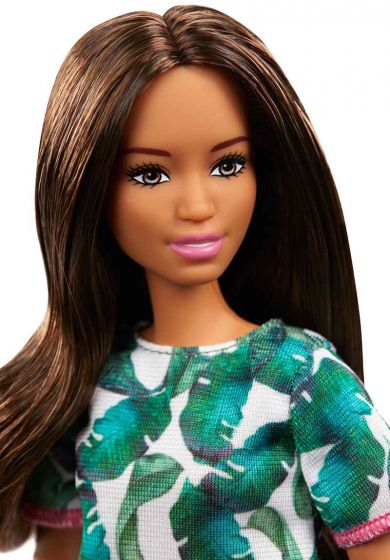 Barbie Wellness Relaxation - brunette dukke med koseklær, pute og hund