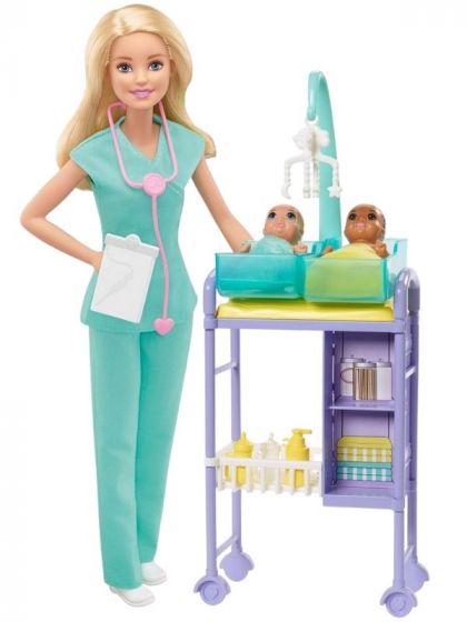 Barbie karrieredukke - barnelege med 2 baby pasienter og tilbehør