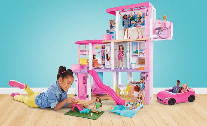 Barbie DreamHouse - lekehus med 3 etasjer - sklie og heis - med lyd og lys - mer enn 75 tilbehør