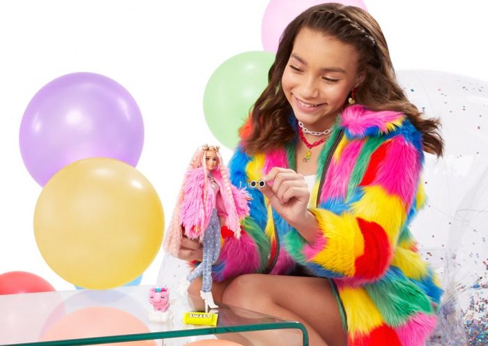 Barbie Extra docka #3 med 15 accessoarer - med rosa pälsjacka och enhörningsgris