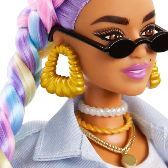 Barbie Extra dukke #5 med 15 tilbehør - med fargerike fletter, denimjakke med lange frynser og hund