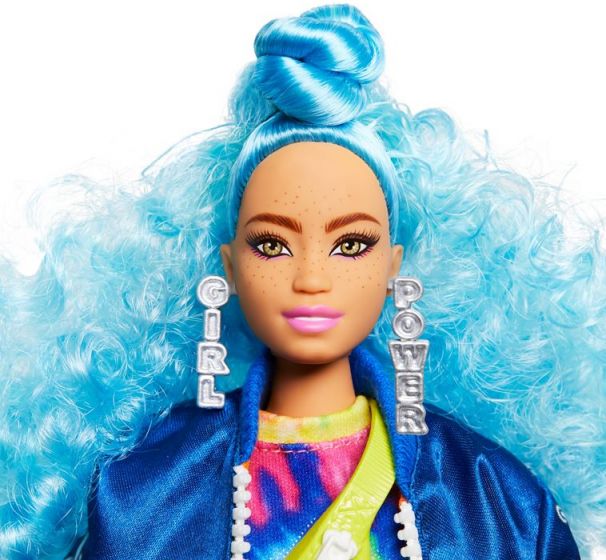Barbie Extra dukke #4 med 15 tilbehør - med fregner og blått, krøllete hår og 2 kattunger