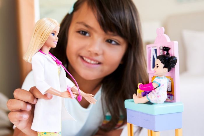 Barbie karriärdocka - Barnläkare med patient och tillbehör - 30 cm