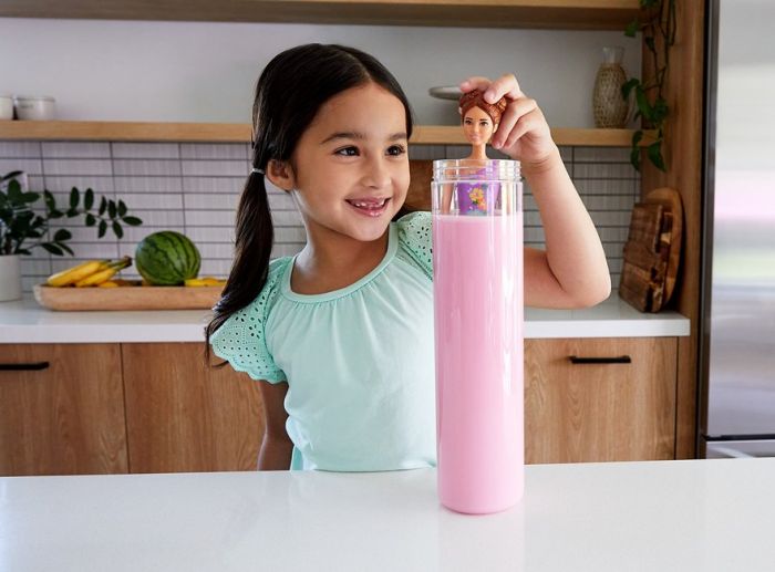 Barbie Color Reveal dukke med strandmote - 7 overraskelser