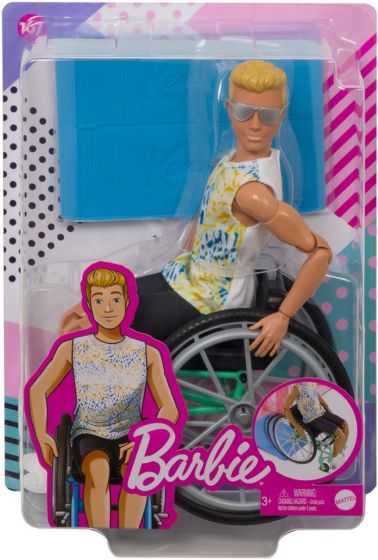 Barbie Fashionistas #167 - blond Ken dukke med rullestol, batikkmønstret singlett, shorts og solbriller