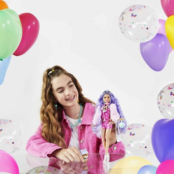 Barbie Extra dukke #6 med 15 tilbehør - med lilla hår, rosa antrekk og hund