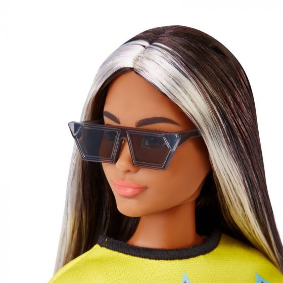 Barbie Fashionistas #179 - curvy dukke med brunt hår med sølvstriper, gul t-skjorte og rutete skjørt