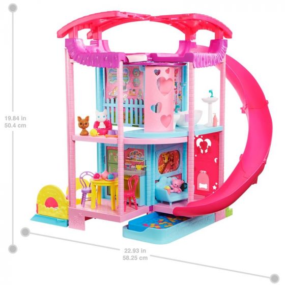 Barbie Chelsea Playhouse - 3 etasjes fullt møblert dukkehus med 12 lekeområder og 20 tilbehør - 50 cm