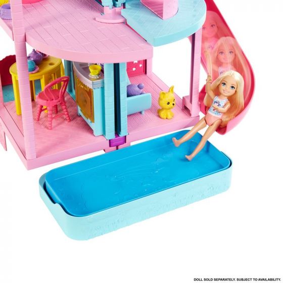 Barbie Chelsea Playhouse - 3 etasjes fullt møblert dukkehus med 12 lekeområder og 20 tilbehør - 50 cm