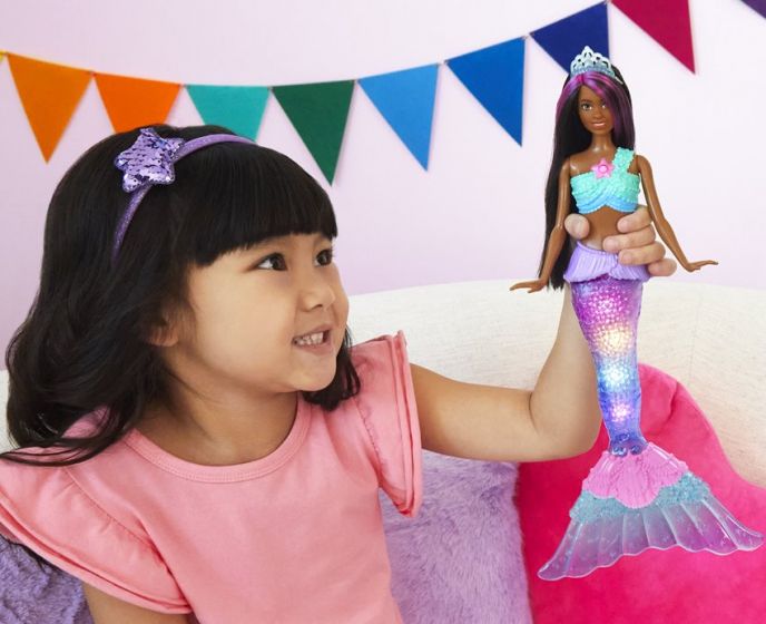 Barbie Dreamtopia Twinkle Lights sjöjungfrudocka - fena som lyser i kontakt med vatten