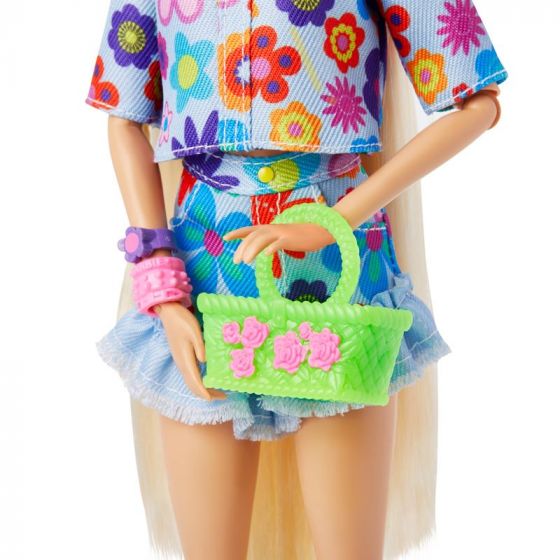 Barbie Extra docka #12 med 15 tillbehör - blont hår med rosa hjärtan och blommiga kläder och kanin