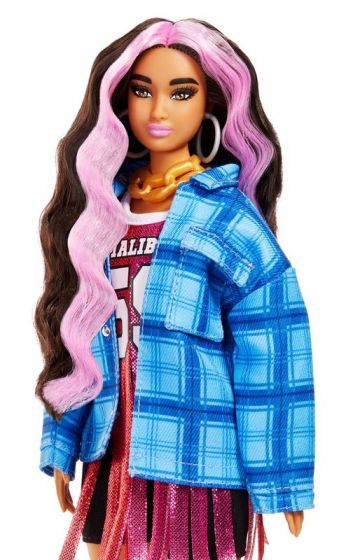 Barbie Extra dukke #13 med 15 tilbehør - brunette med rosa striper og malibu-skjorte og hund